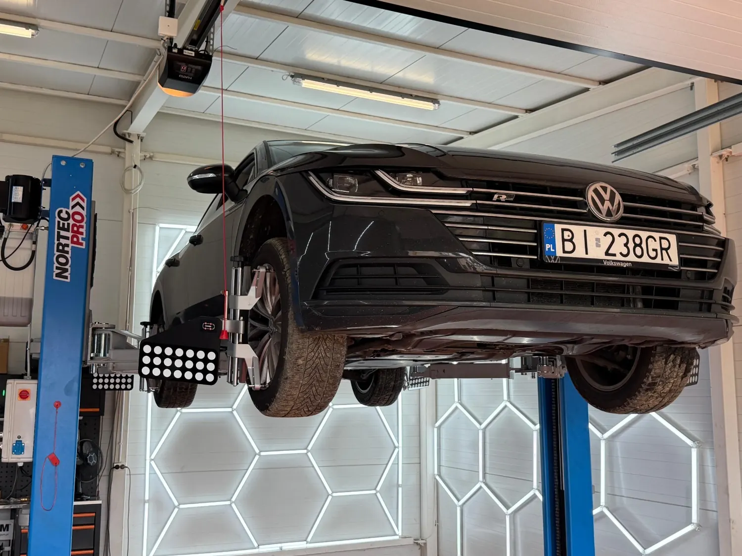 Volkswagen Arteon na podnośniku z głowicami pomiarowymi do geometrii 3D — hala Bobry Serwis w Bobrownikach