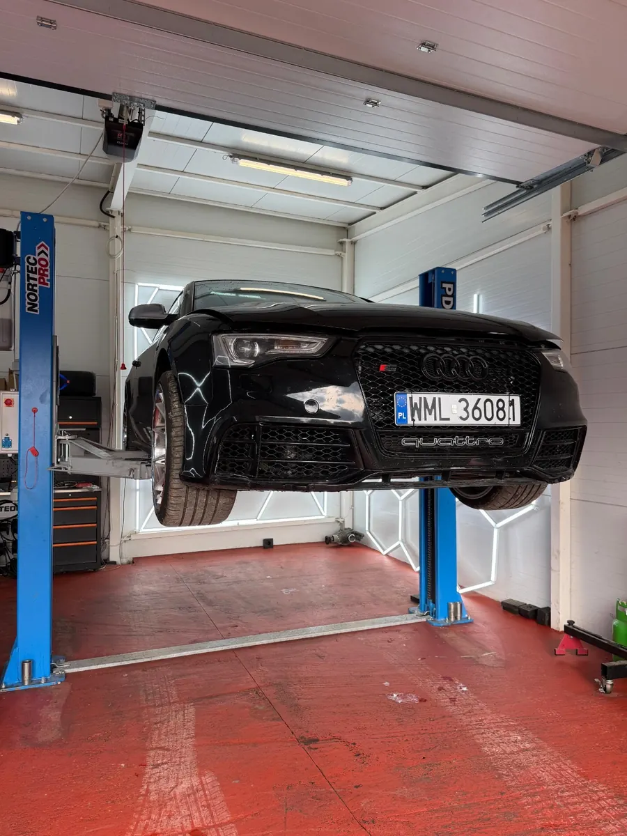 Audi na podnośniku dwukolumnowym podczas oględzin podwozia — Bobry Serwis Bobrowniki