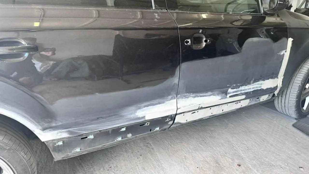 Uszkodzony element nadwozia przed naprawą blacharską — Bobry Serwis Bobrowniki