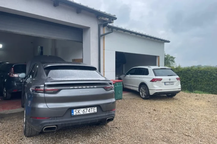 Porsche Cayenne i Volkswagen Tiguan przed stanowiskami serwisowymi Bobry Serwis